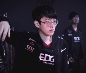 -Faker在瑞士队比赛中败北,逆转引发热议!的简单介绍