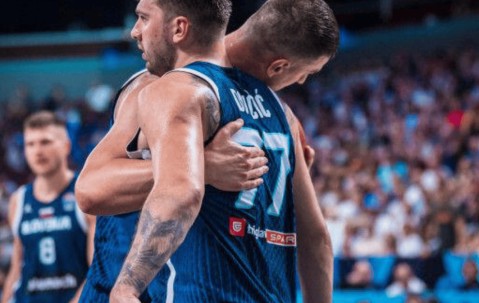 -东契奇巅峰对决，浓眉哥与70激战塞尔维亚队分钟，问鼎冠军胜负难料！的简单介绍