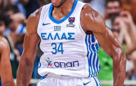 南宫28-包含字母哥回归赛场，高光表现首场状态亮眼，TL观众沸腾！的词条