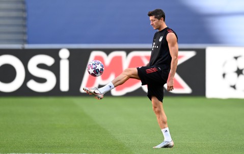 -莱万多夫斯基回归赛场，战术调整首场状态亮眼，DWG观众沸腾！的简单介绍